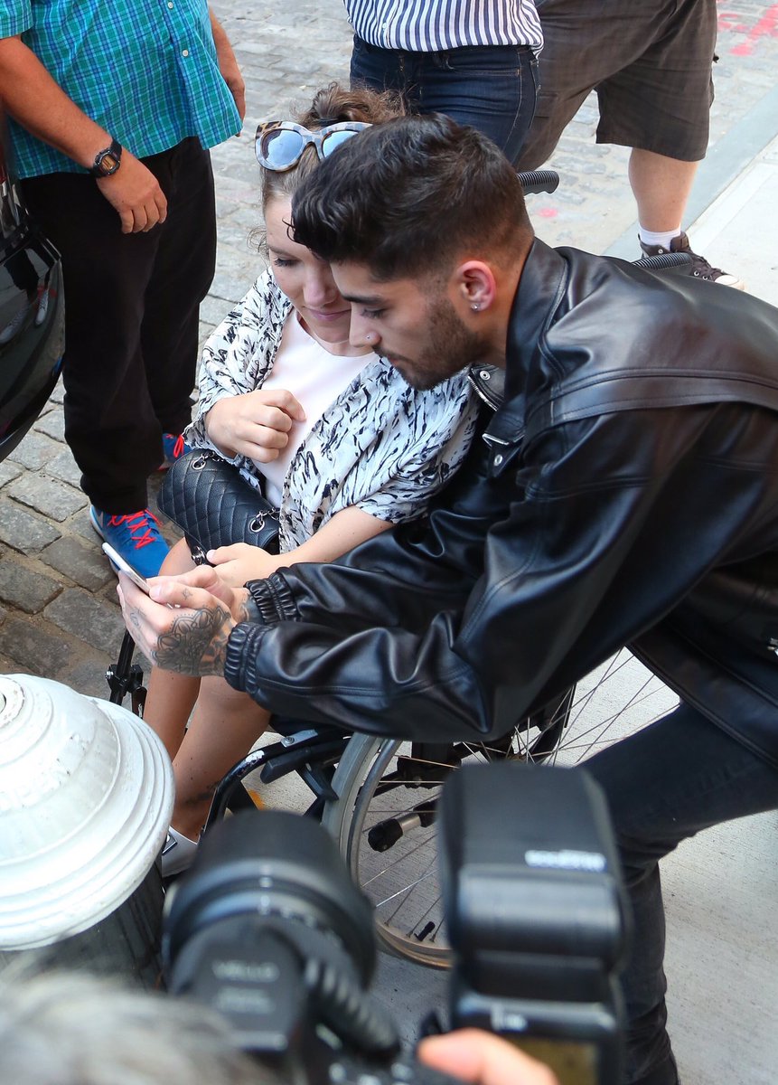 _1DZaynUpdates's tweet photo. Zayn el día de hoy 13/09 en New York City más algunas fans. [ 3 ]
#1DZaynUpdates https://t.co/O7vmQlut56