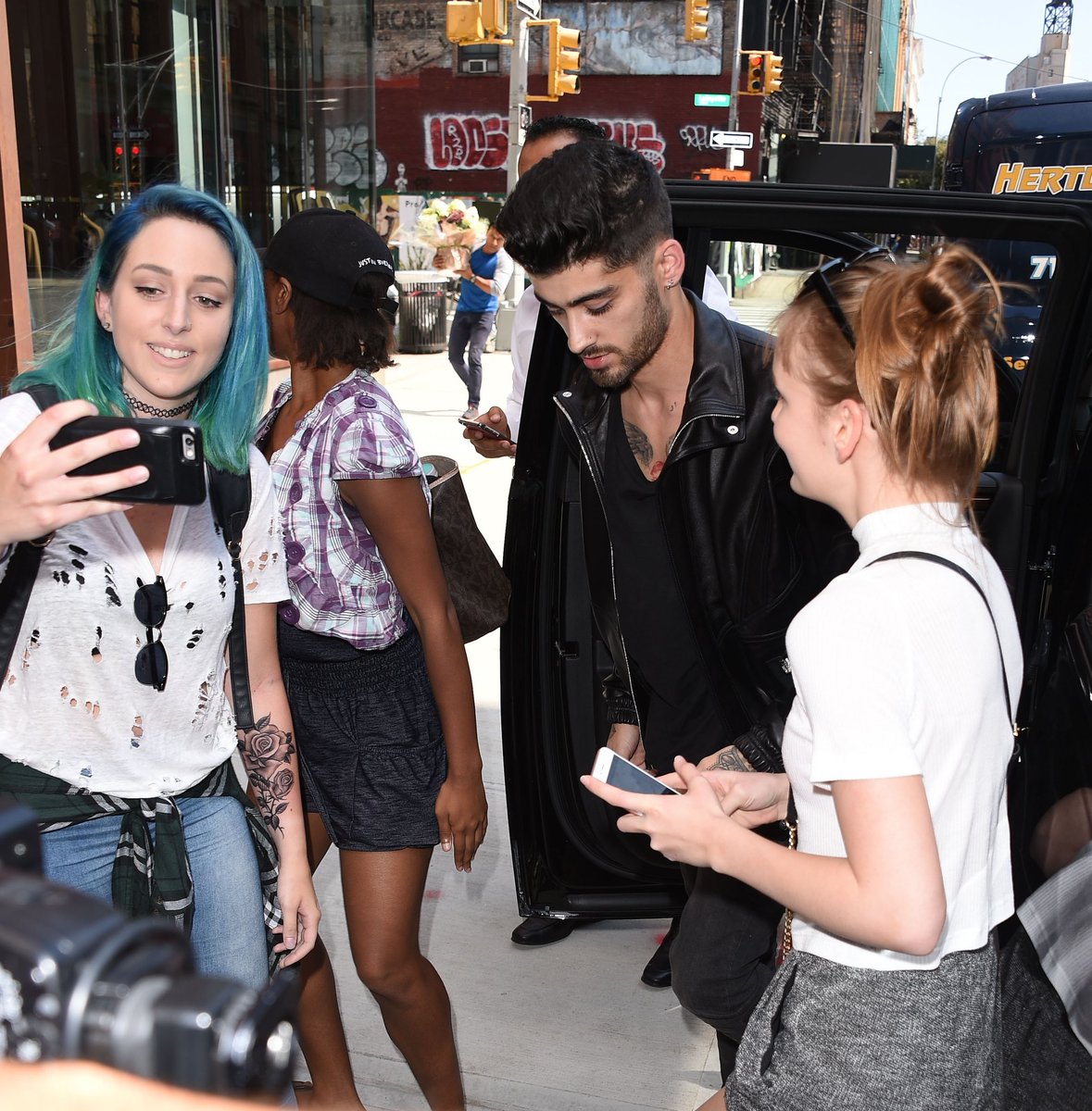 _1DZaynUpdates's tweet photo. Zayn el día de hoy 13/09 en New York City más algunas fans. [ 4 ]
#1DZaynUpdates https://t.co/81gIPLzR3y