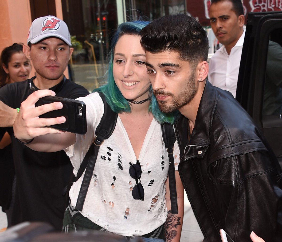 _1DZaynUpdates's tweet photo. Zayn el día de hoy 13/09 en New York City más algunas fans. [ 5 ]
#1DZaynUpdates https://t.co/BatuEdVWfi