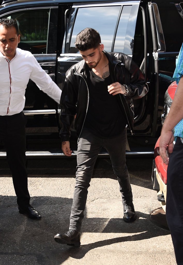 _1DZaynUpdates's tweet photo. Zayn el día de hoy 13/09 en New York City más algunas fans. [ 6 ]
#1DZaynUpdates https://t.co/1IFVNltJWv