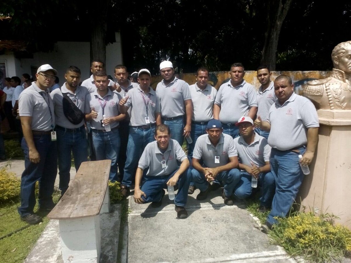 Compañeros de Alimentos que vinieron a apoyar a nuestra Agencia de Acarigua de todos los atropellos! #PlanGarra