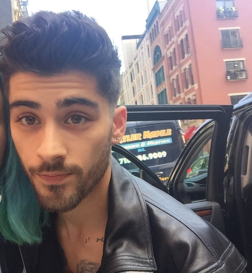 _1DZaynUpdates's tweet photo. Zayn el día de hoy 13/09 en New York City más algunas fans. [ 8 ]
#1DZaynUpdates https://t.co/31NgtlEgAX