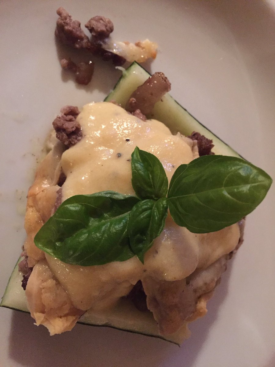ZwartblesIE's tweet photo. #StuffedMarrow once cheese has melted&browned cut into slices pour white sauce on top & place a herb to look pretty😋 https://t.co/eYZ2ocDlXe