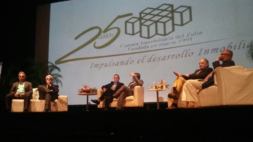 hanscotee's tweet photo. La reconstrucción del país no es una labor de los politicos. Es una labor de todos! @gccarlosalberto
#TalkShow2016 https://t.co/6ibhxAvXo5
