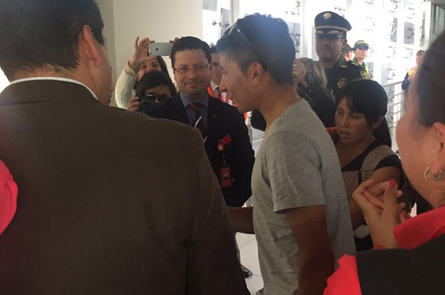 NoticiasCaracol's tweet photo. En medio de aplausos y elogios, Nairo Quintana llegó a Colombia https://t.co/3zwm3VA7nd https://t.co/NVuSxUq55v