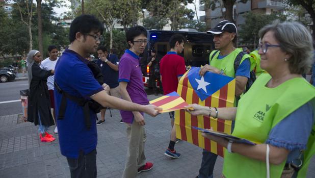 JosPastr's tweet photo. Tomen esta bandera, señores Huan-tong, entren al Camp Nou y agítenla como si fuera una cosa espontánea. https://t.co/MESUGhYNRv