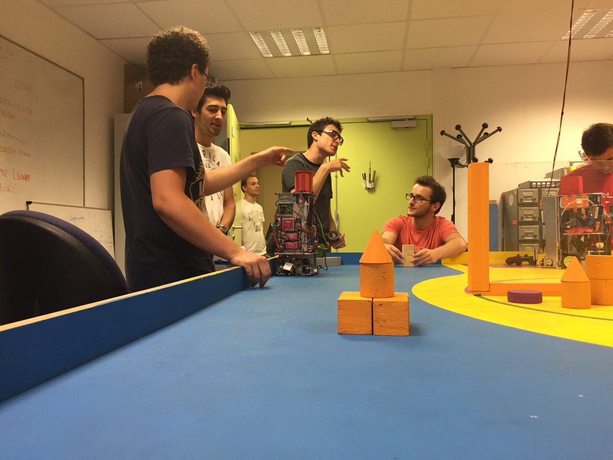 SupaeroRobotik's tweet photo. Le @SupaeroRobotik fait sa rentrée ! Heureux de voir autant de nouveaux. L'année s'annonce prometteuse  ! #SUPAERO https://t.co/Sj7stFJgFl
