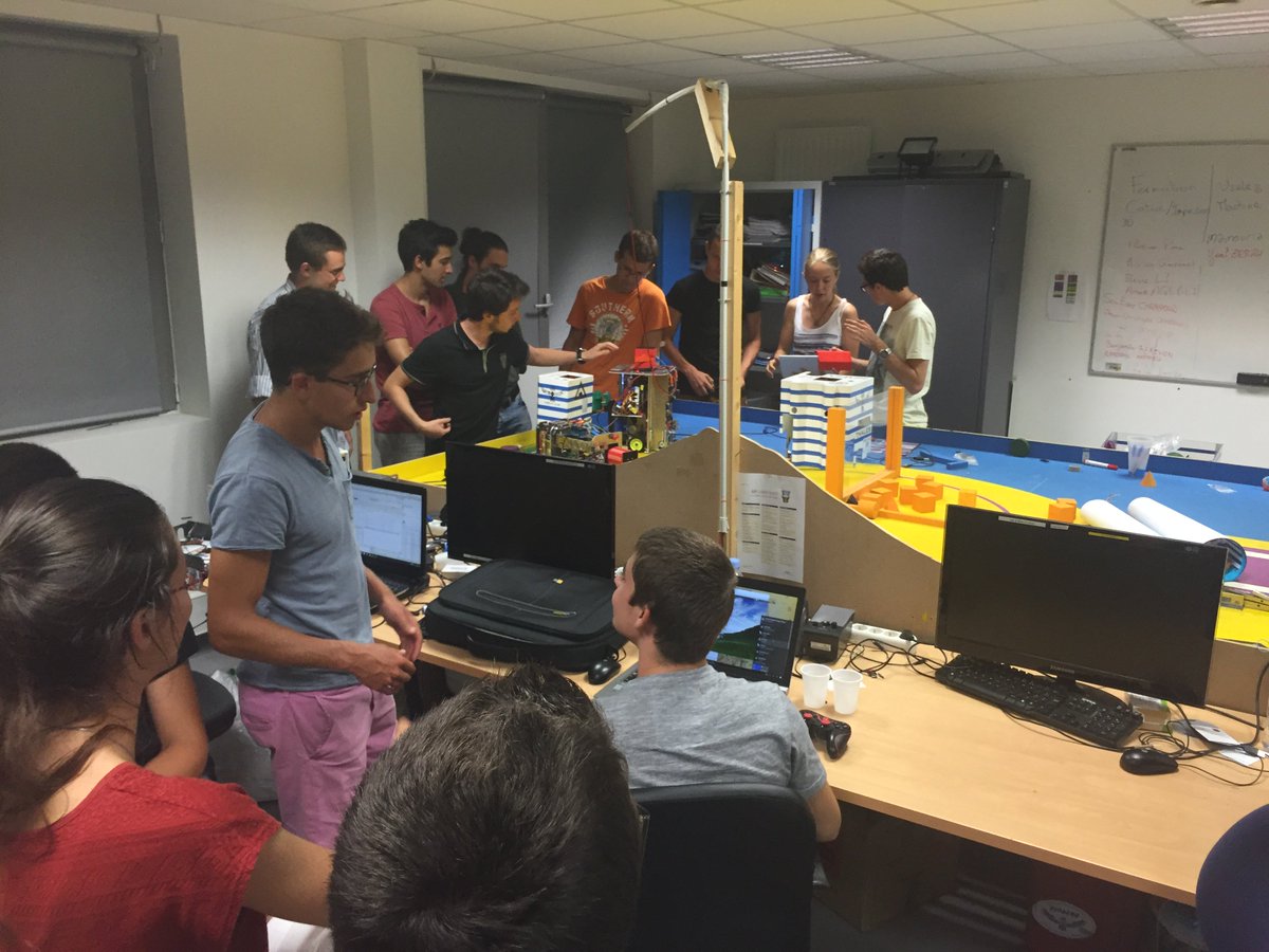 SupaeroRobotik's tweet photo. Ça ne se désemplit pas ! #Thales #Alten #AKKA https://t.co/bsAf1jFpYZ