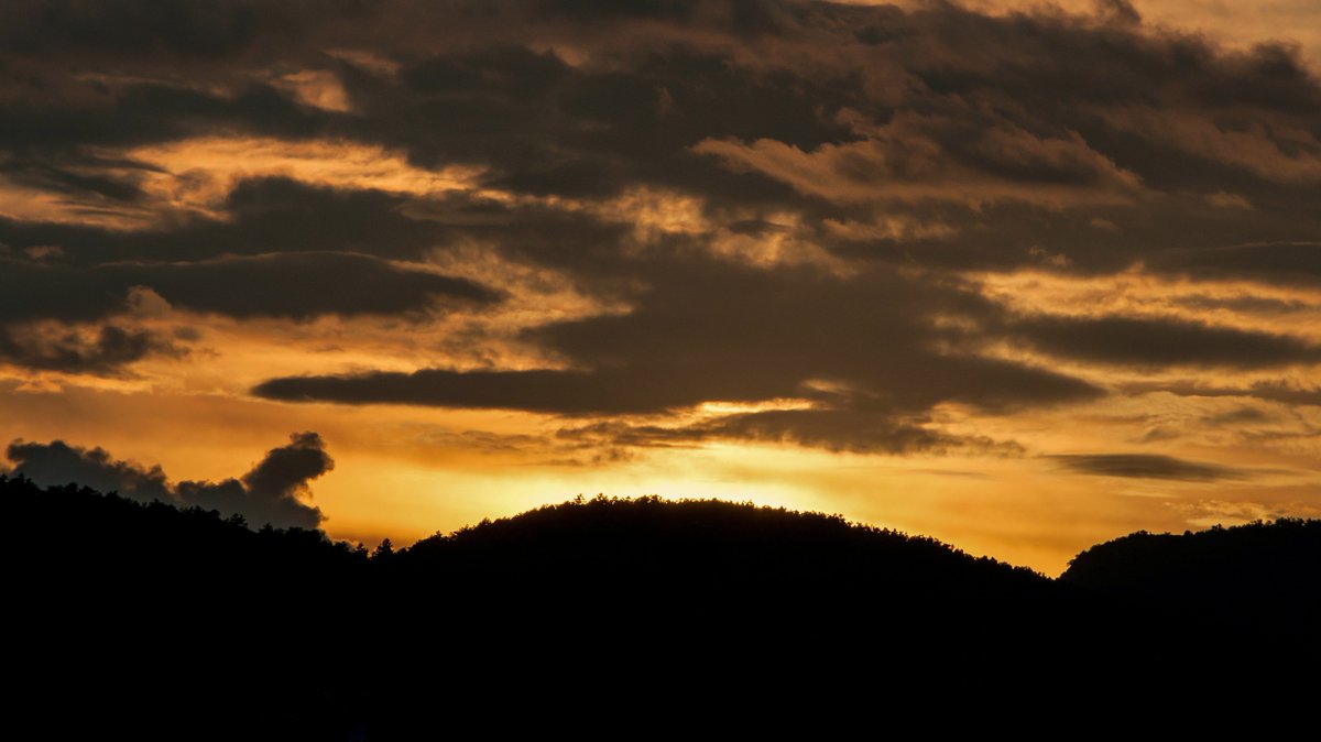 StefanPhoto2015's tweet photo. One day, one photograph.
Day 76 : "Evening from my window" #sunset #hills #Budapest #scape 
https://t.co/o1rca7SCkX https://t.co/CyRUwakhPG