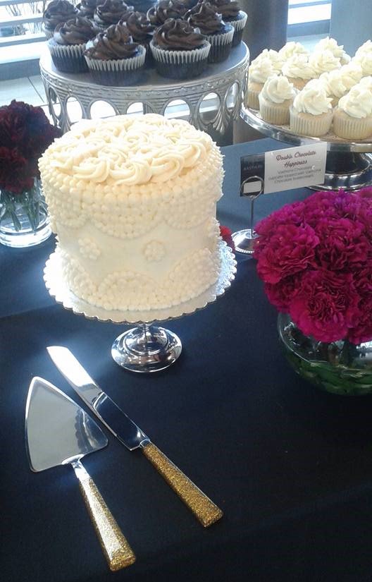 Elegant single tier cake accompanied by cupcakes. #organic #lesssugar #nongmo #nofoodcolouring #weddingcakes #slc