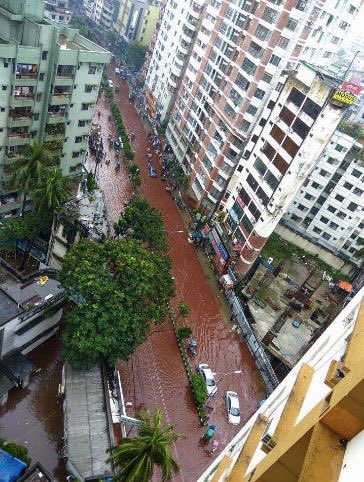 TheMindBlowing's tweet image. Dhaka (Bangladesh) streets are flooded by rainwater mixed with blood of goats and cow slaughtered.