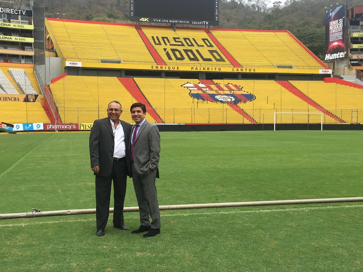 En el escenario de @BarcelonaSCweb compartiendo momento ameno previo firma convenio de alumbrado