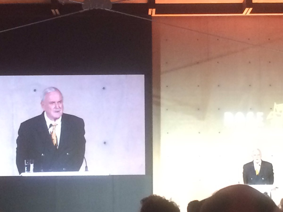 marjahintikka's tweet photo. John Cleese heittää just "Riitat" eli puhuu gaalan lähetysajan yli. 👍 #rosedor #RDO2016 #yleMHL https://t.co/GfzuiIL4L2
