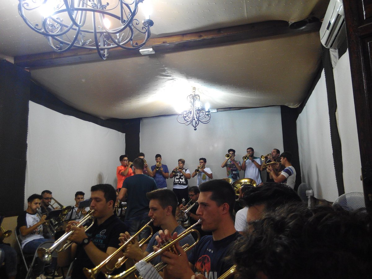 AMBondad's tweet photo. Continúa el ensayo, en Ntra. Sede C/Irlanda, #AlcaladeGuadaira 
Próxima Actuación; Hdad. Pastora de Triana #Sevilla https://t.co/ShkYOQH7s6