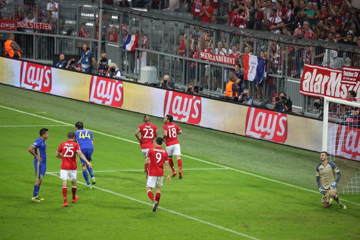 FCBayern's tweet photo. TOOOOOOR! Ja, gibt's das denn?! 5-0! @JuanBernat rennt erst übers halbe Feld und schließt dann trocken ab. WOW! https://t.co/74KhH6Crmn