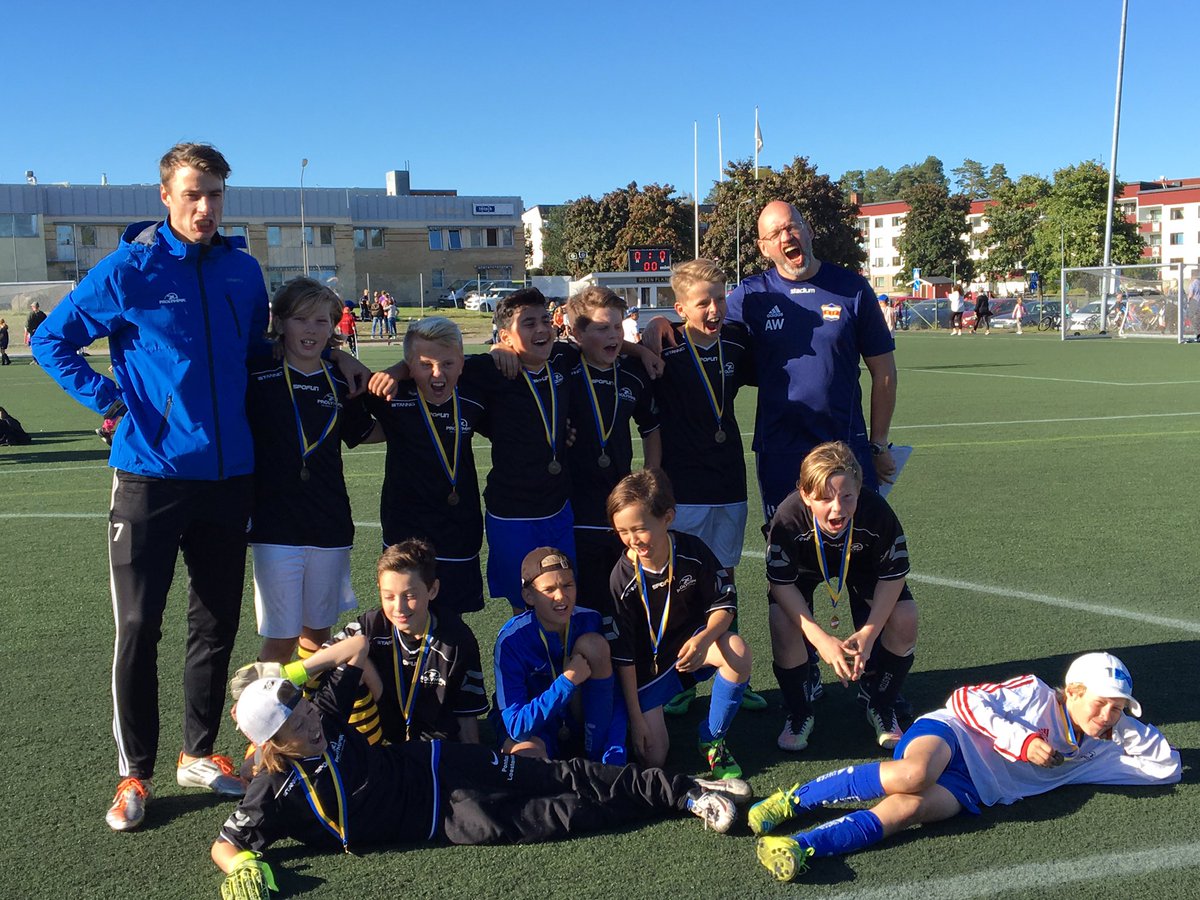 halvarsson_emma's tweet photo. Skol-DM är bra grejer, speciellt när man kommer hem med medalj! #prolympia #fotboll #distriktsmästerskap #sundsvall https://t.co/iFjuR32XzV