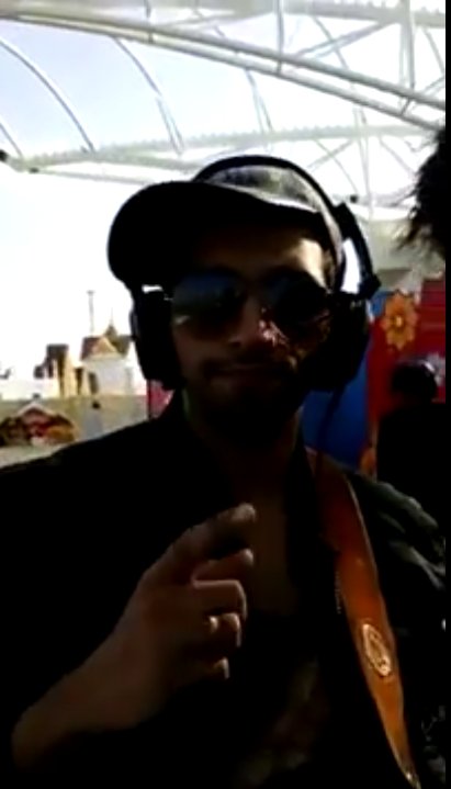 Sadiqa08255779's tweet photo. https://t.co/mwDHlZwdQB SOUND CHECK IN DUBAI..Bt i m not interested in sound MY INTEREST IS ONLY SANAM BAND😉😉😉❤❤❤❤❤ https://t.co/qwhiY19LFE