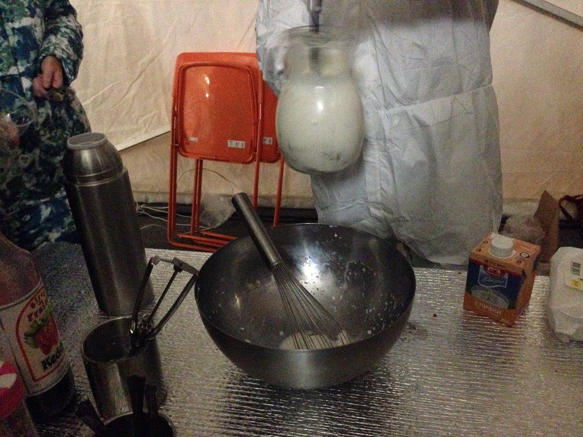 stellakafka's tweet image. ... and liquid nitrogen ice cream ... #EdCrunch night #awesomescience