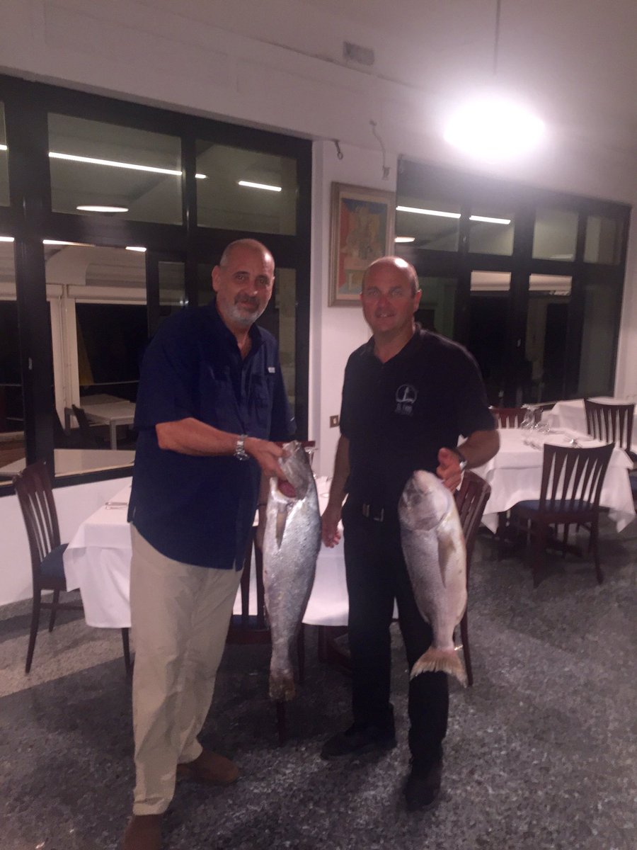 RSartogoTopChef's tweet photo. A Cecina Italia en el restaurante El Faro con Giacomo decidiendo que pescado comer. Divino todos https://t.co/vyLGiItOE4