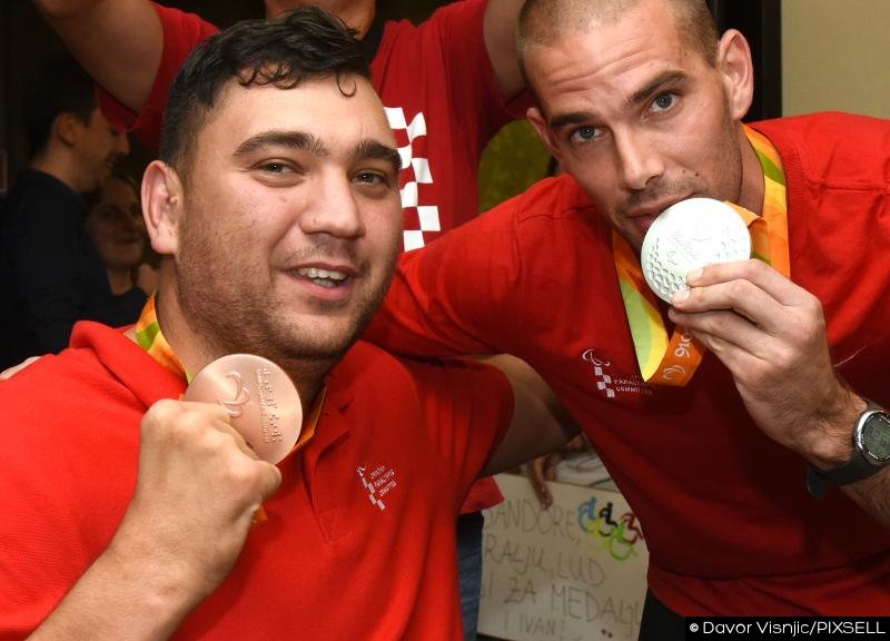 HRTsport's tweet photo. Povratak prve skupine hrvatskih paraolimpijaca; stigli osvajači medalja Talić i Šandor #HRio https://t.co/XadtVGekUk https://t.co/wbNFxcUzmY