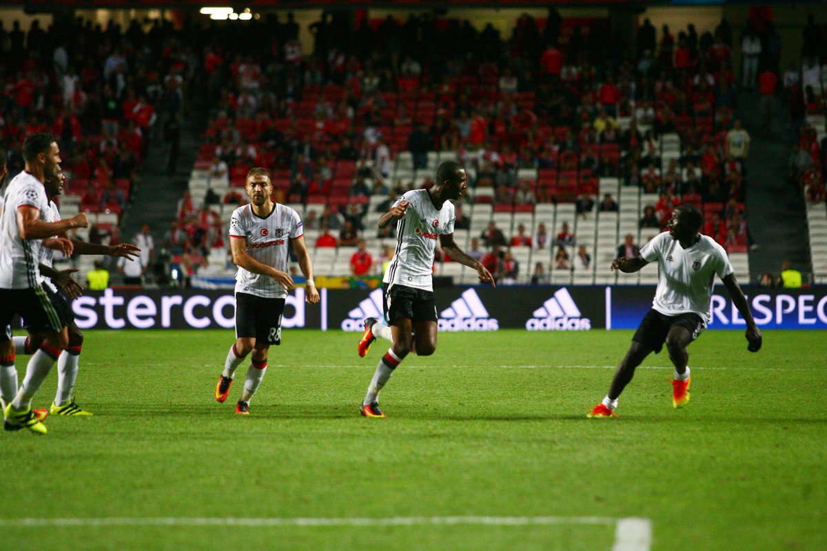 Besiktas's tweet photo. Talisca'nın müthiş son dakika golünden sonra futbolcularımız!!!
#Beşiktaş
#UCL https://t.co/DVxmObvc6B