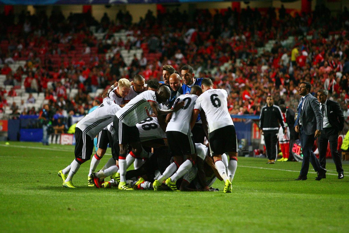Besiktas's tweet photo. Talisca'nın müthiş son dakika golünden sonra futbolcularımız!!!
#Beşiktaş
#UCL https://t.co/DVxmObvc6B