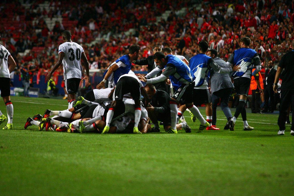 Besiktas's tweet photo. Talisca'nın müthiş son dakika golünden sonra futbolcularımız!!!
#Beşiktaş
#UCL https://t.co/DVxmObvc6B