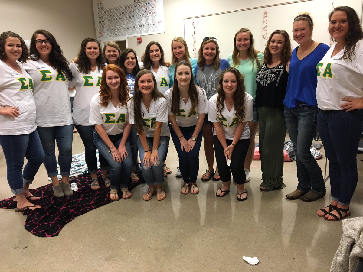 utm_sigmaalpha's tweet photo. Obligatory snapshot with some girls from informative tonight 📸 https://t.co/ctnZ9yeDSt