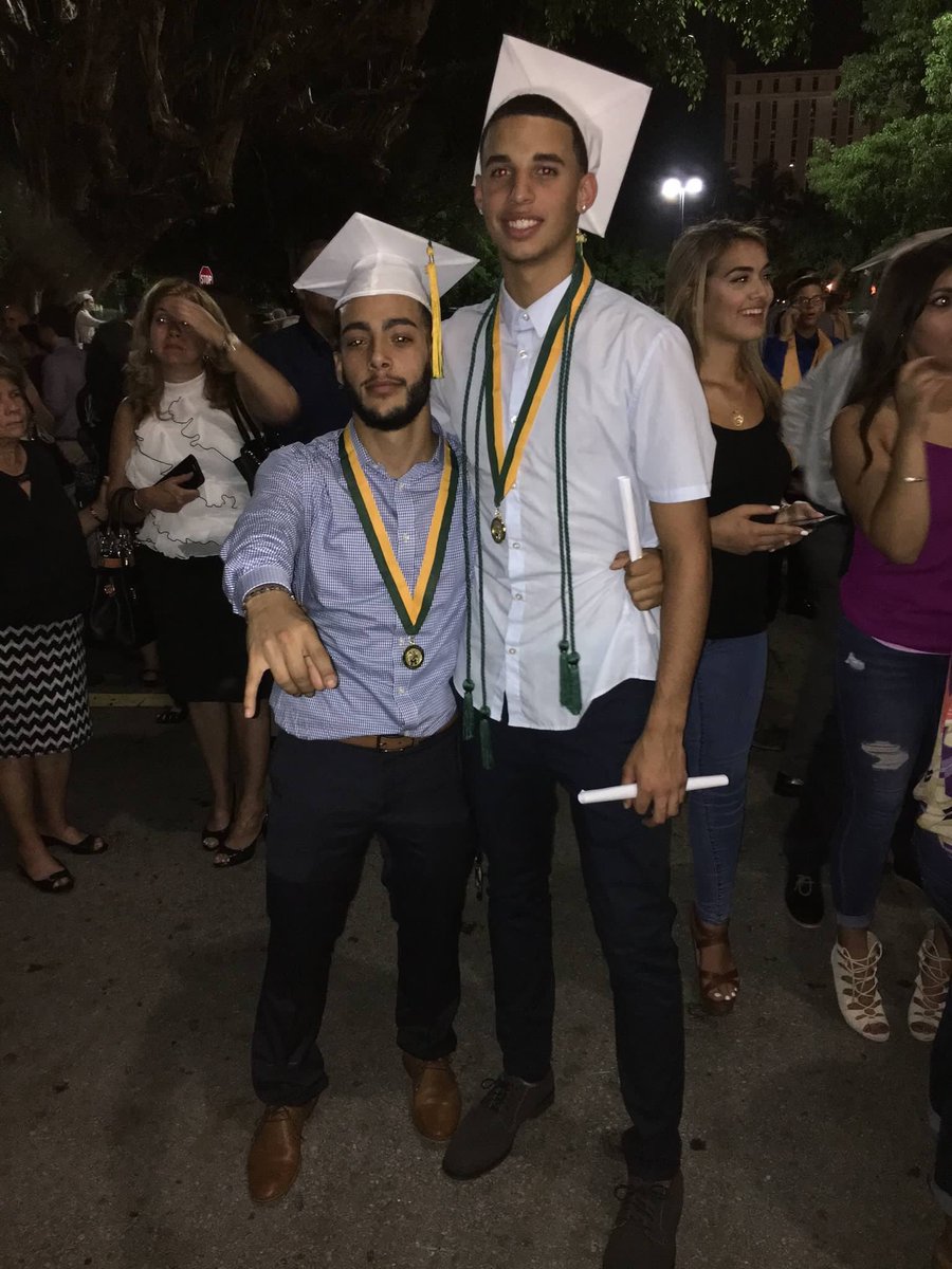 ralphdiaz12's tweet photo. Happy bday to my bro!!! @ayejayep_ https://t.co/tsgDhp4W9N