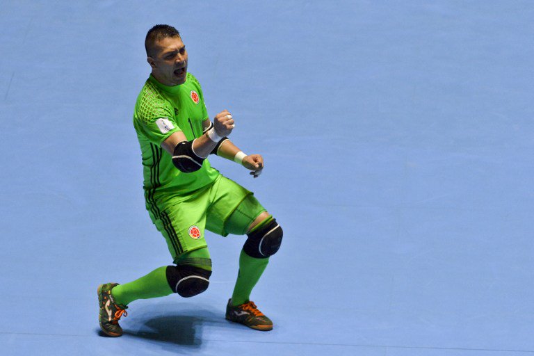 DeportesEE's tweet photo. Finaliza el primer tiempo. Colombia alcanzó a descontar antes de finalizar el período y pierde parcialmente 1-2 https://t.co/bTkNj6CDWB