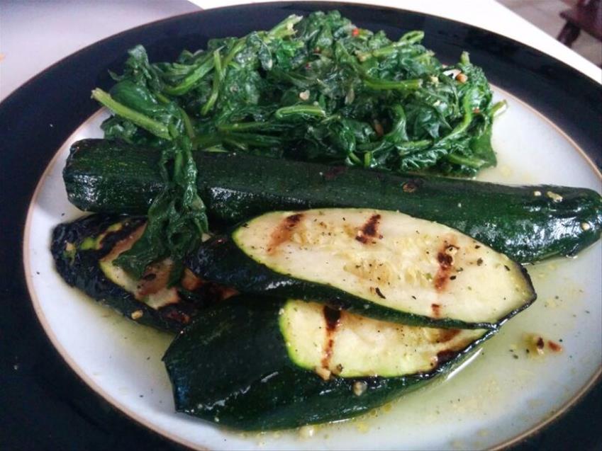 CaloricApp's tweet image. Did you know.. Spinach has Vitamin K which is essential to building strong bones.

#Facts
bit.ly/2bN0r0r