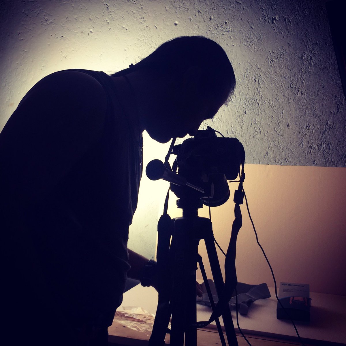 Elcorazonphoto's tweet photo. Sesión de Fotos de producto #productshot #trabajandoduro #canon #flash #luces #contraluz @Elcorazonphoto @SoyLor https://t.co/SHzh6zitiM