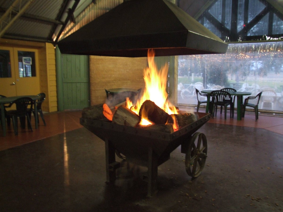 Gr8Holiday's tweet photo. Wet weather doesn't matter at Great Aussie! We have a fire pit, kids Club, movie theatre &amp; games room. Cafe is open. https://t.co/TNdAoqqBmp