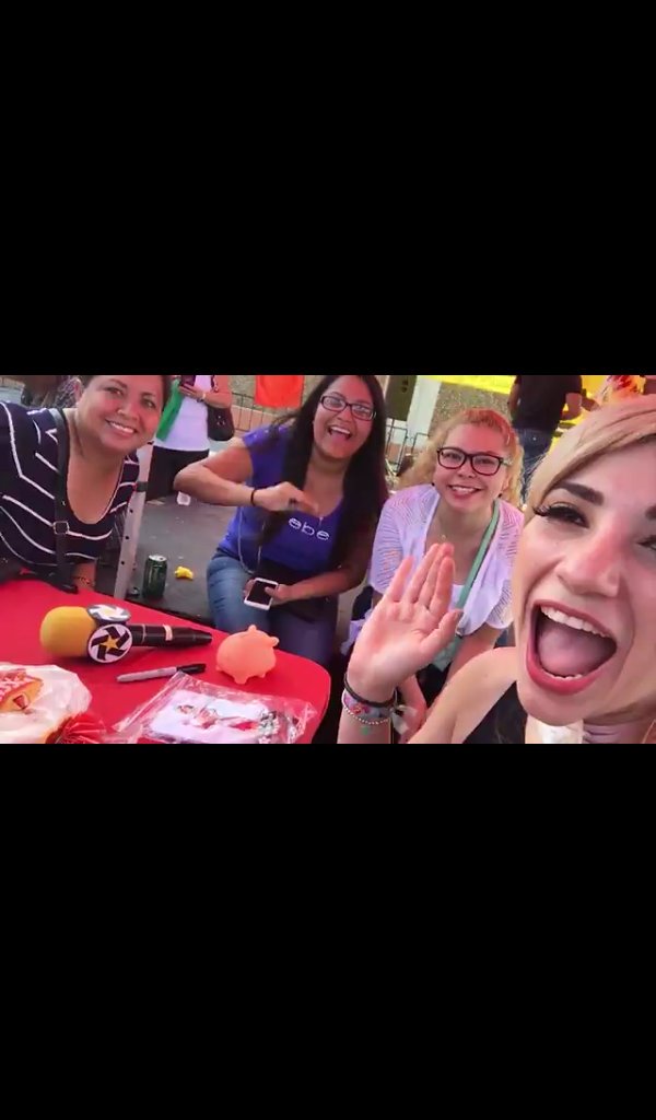 luisgerardogut1's tweet photo. En houston con una compañera de #invasionconJ @LidiaJazmine @JazminconJ muy shulaaaaas https://t.co/HJRndwFKNW