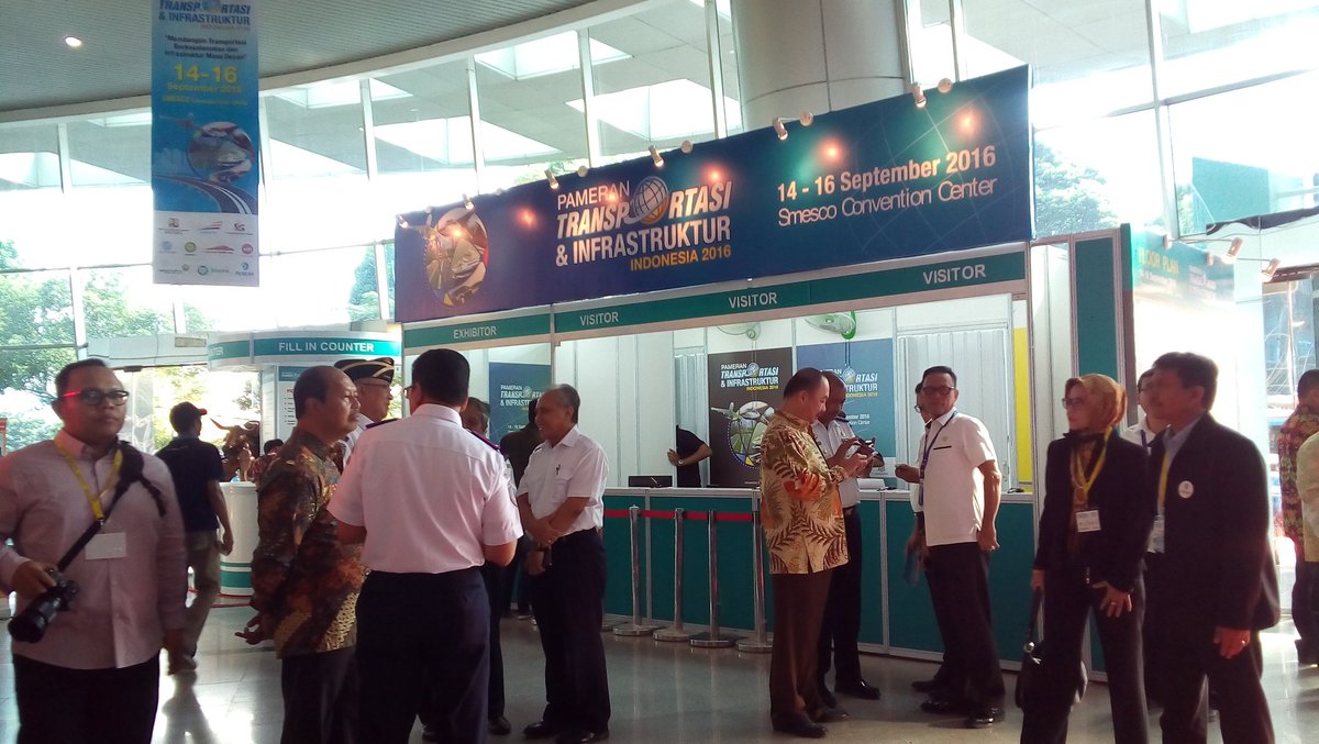 KeretaCepatID's tweet photo. Para tamu undangan sudah memenuhi Smesco Convention Center untuk mengikuti pembukaan Pameran #TII2016 https://t.co/TcBx6gQUCi