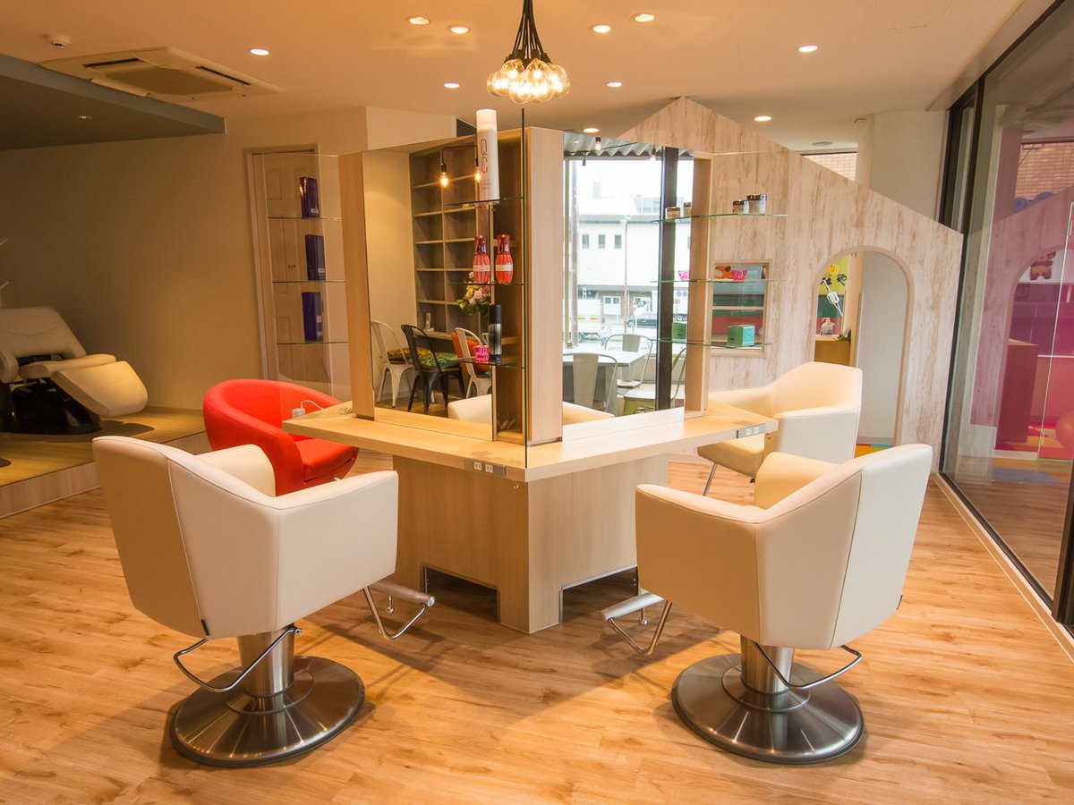 メイキンフィックスシータ 美容室の中央にあるセット面を五角形にしたり 1つだけ色の違う椅子を設置するなど遊び心を取り入れた作りになっています 座る場所により景色も違い楽しい気分にしてくれます