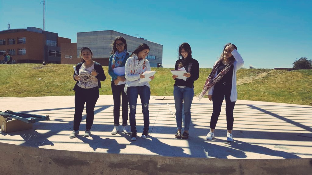 ClaudiaClaug2's tweet photo. Probando el #Anfitatro de @LaSiglo21 con los chicos de #ProblemasInternacContemp de la #LicRelacInternac https://t.co/Fa0wbY6c1u