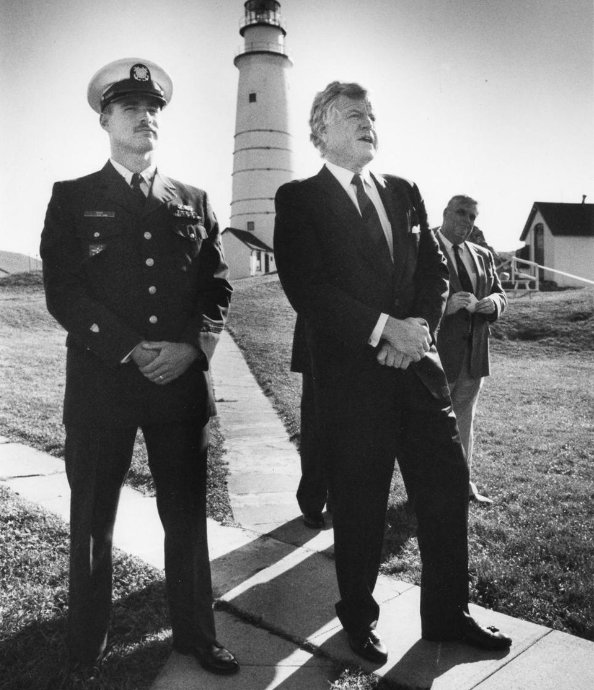 YourIslandPark's tweet photo. It takes a village, and no greater supporter than Senator Kennedy.
#AmericasFirstLighthouse
pc @GlobeDavidLRyan https://t.co/eJcr0X3ZZh