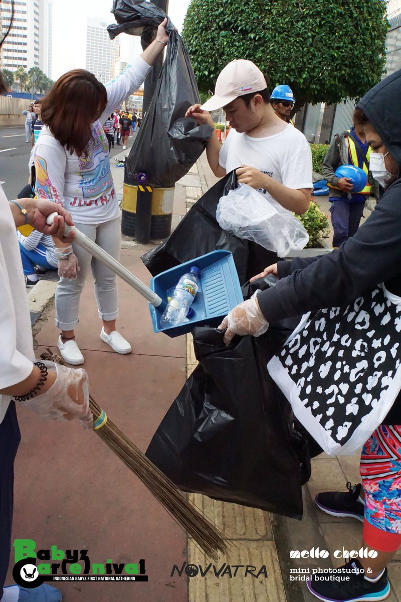 BABYz_United's tweet photo. [PHOTO] 160911 Indonesian BABYz #TrashAttack at Bundaran HI #IndonesianBABYzCAReNIVAL @BAP_Daehyun (2) https://t.co/g0GbKQqSTk