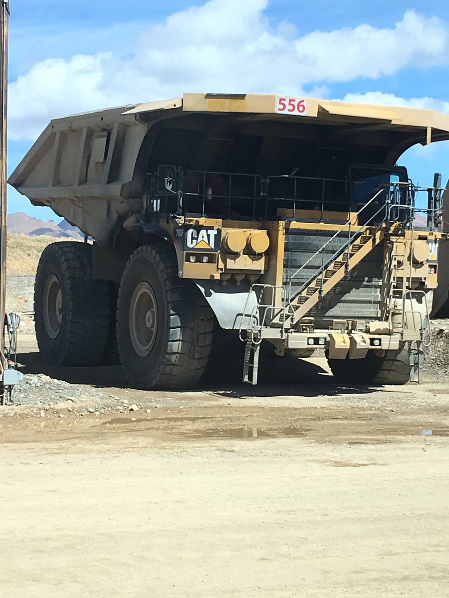 VanlueAustin's tweet photo. One of the 793s at work! #Caterpillar #heavyequipment #fuckjohndeere https://t.co/l9cC6mnWQt