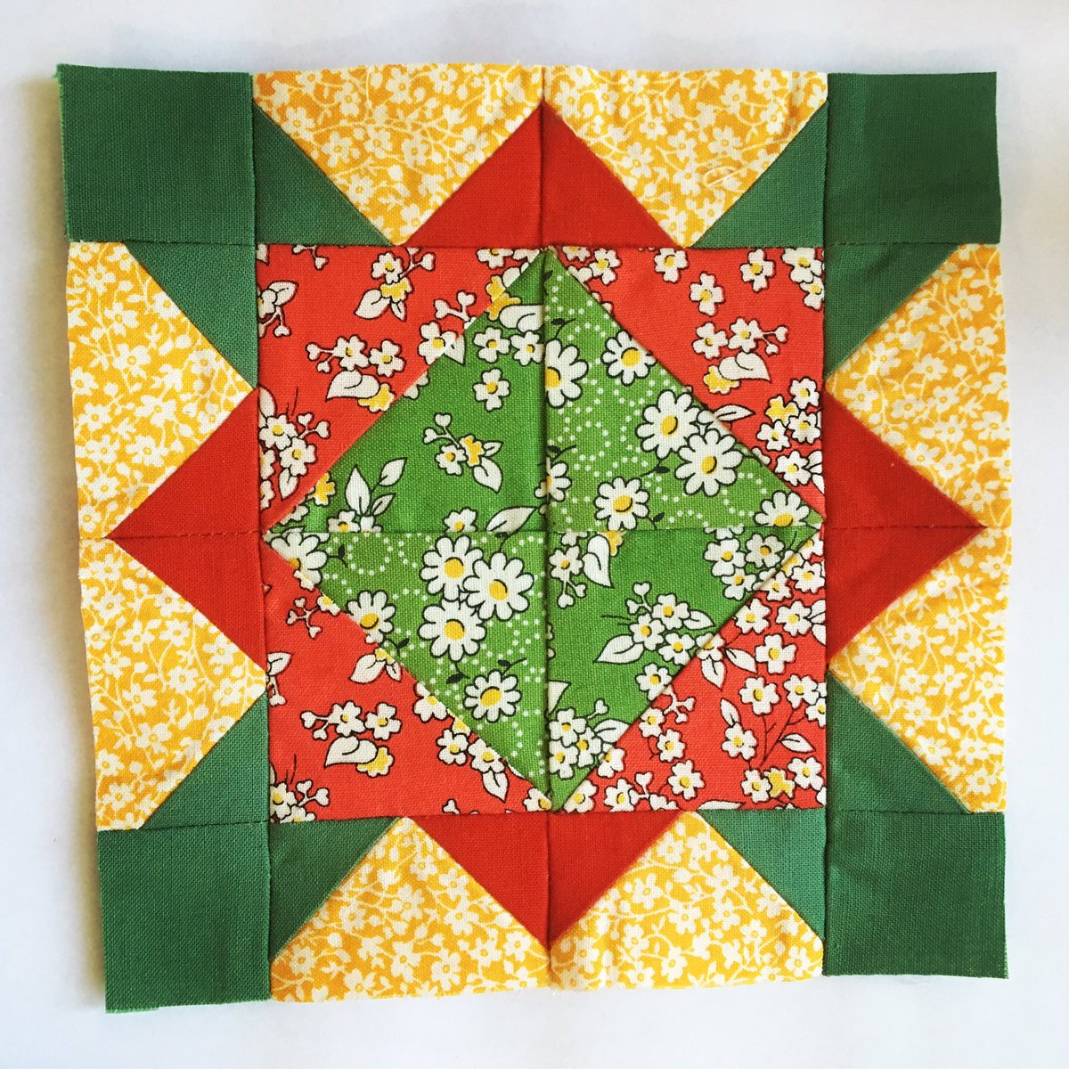 TheBattyBelfry's tweet photo. #block6 #thesplendidsampler #focalpoint #quiltalong designer of block, is Natalia Bonner. https://t.co/JulejXZ27u