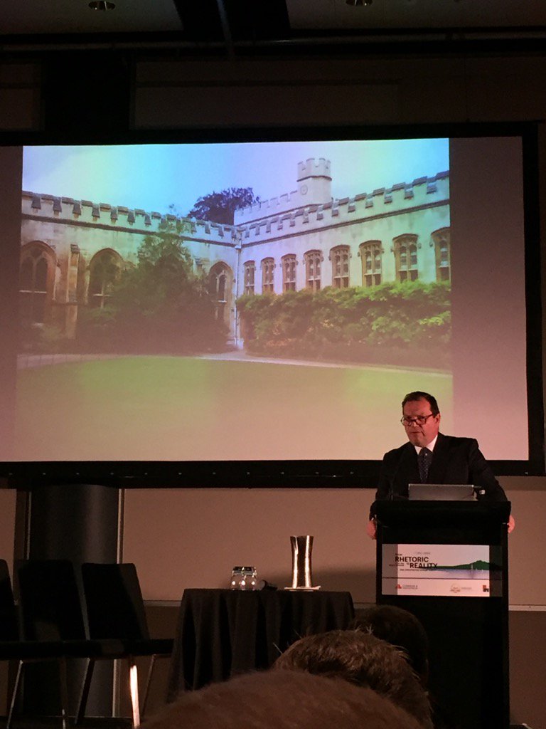 Tweedlebeetle's tweet photo. Paul Roberts explaining how Black Plague was awful for real estate planning to OxfordUni #TEMC2016 https://t.co/REs9B3lh2p
