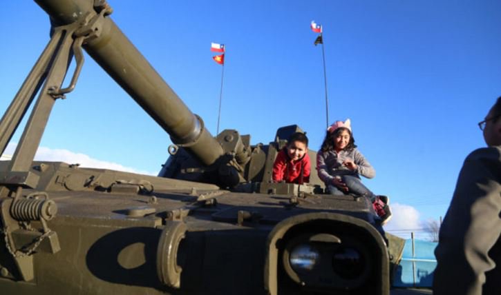 mindefchile's tweet photo. Cientos de personas conocieron el equipamiento y los vehículos militares en #ExpoMil. +info https://t.co/RG82WqpGvu https://t.co/MoUCF6rbe4