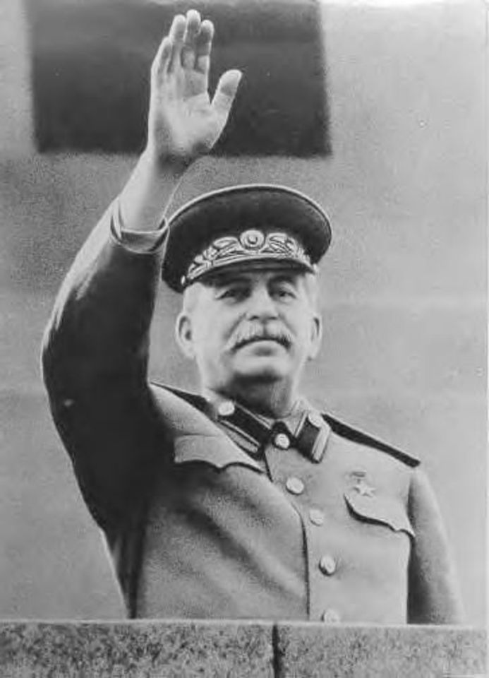 ableaodasneves's tweet photo. Já lhe chamaram #Kadafi, mas sou só eu que acho o LFV cada vez mais parecido com #Estaline? https://t.co/t51SXG57kc