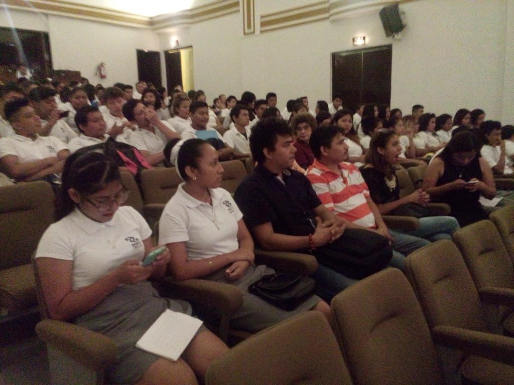 DGETISEOYUCATAN's tweet photo. Concurso de Declamación y Oratoria. #EnAC2016 Fase Estatal . Teatro Universitario "Felipe Carrillo Puerto " https://t.co/WiHmsPKngx