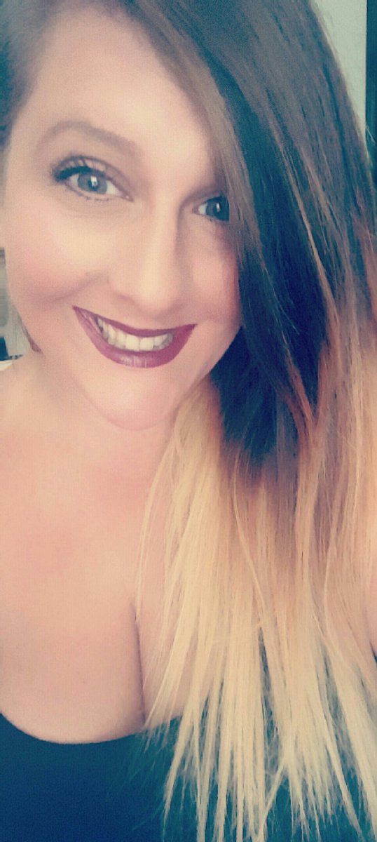 LizSccott's tweet photo. My 8pm look brought to you by #thebarestbronzer by #estee #editat8 https://t.co/ApwlGQ2JCp
