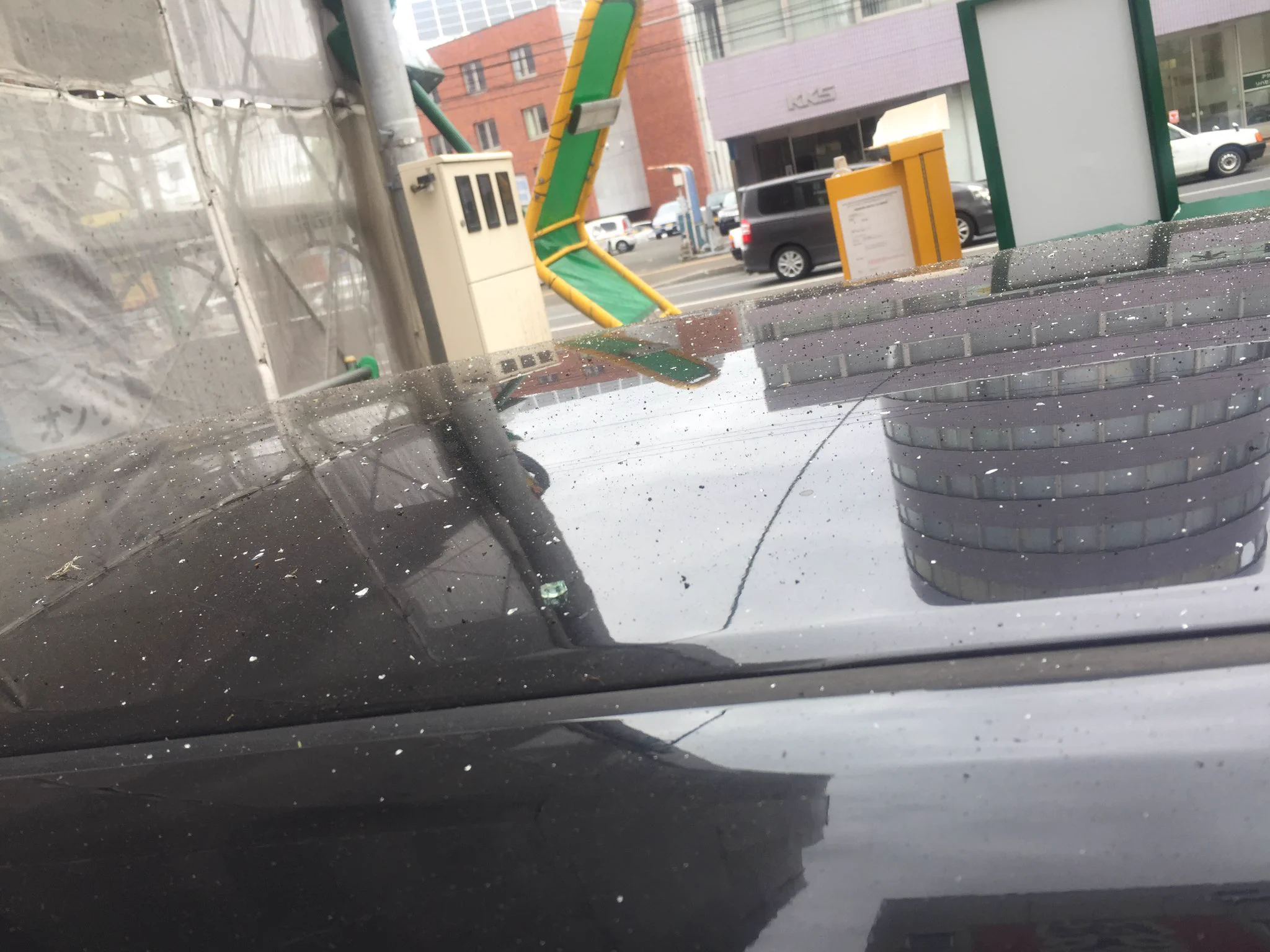 駐車場に車止めて帰ってきたら、駐車場が大爆発をしているという...www