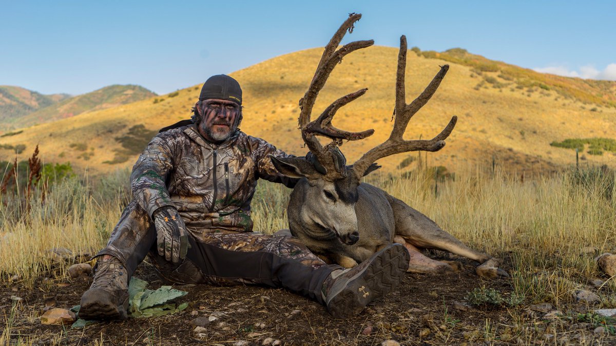 Buck_Commander's tweet photo. Tombo Martin with an awesome 185" mule deer taken in Utah! 
Way to start the season!
#BuckCommander https://t.co/Lc83aEXOyO