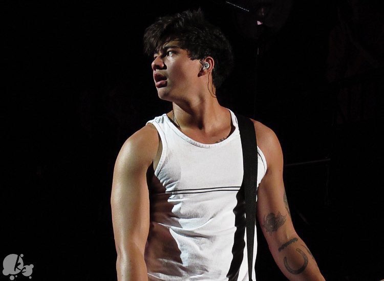 i'm back and better than ever. rt for me darlings? 💀🌹