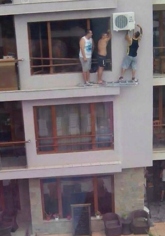 Andy_Lechner's tweet photo. That is how men improvise! #menAtWork #funny #Crazy #HowToWork #SafeWorkPlace https://t.co/CHxLD32tPe #YouUpFront https://t.co/snEs2wRKbM